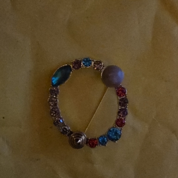 Coming Soon Letter O Elegant Multicolor Brooch - Picture 1 of 1